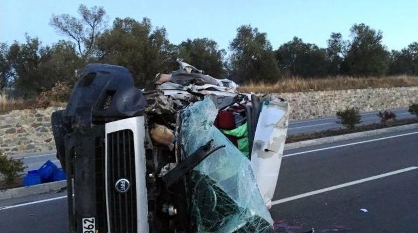 Balıkesir&rsquo;de Panelvan İle Trakt&ouml;r &Ccedil;arpıştı: 1 Yaralı