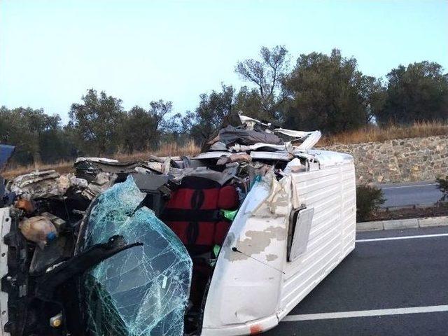 Balıkesir&rsquo;de Panelvan İle Trakt&ouml;r &Ccedil;arpıştı: 1 Yaralı 1