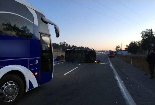 Balıkesir&rsquo;de Panelvan İle Trakt&ouml;r &Ccedil;arpıştı: 1 Yaralı 2