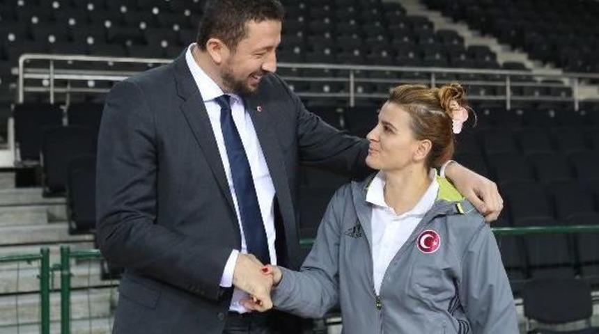 Basketbol Federasyonu Başkanı T&uuml;rkoğlu, Potanın Perileri'ni Ziyaret Etti