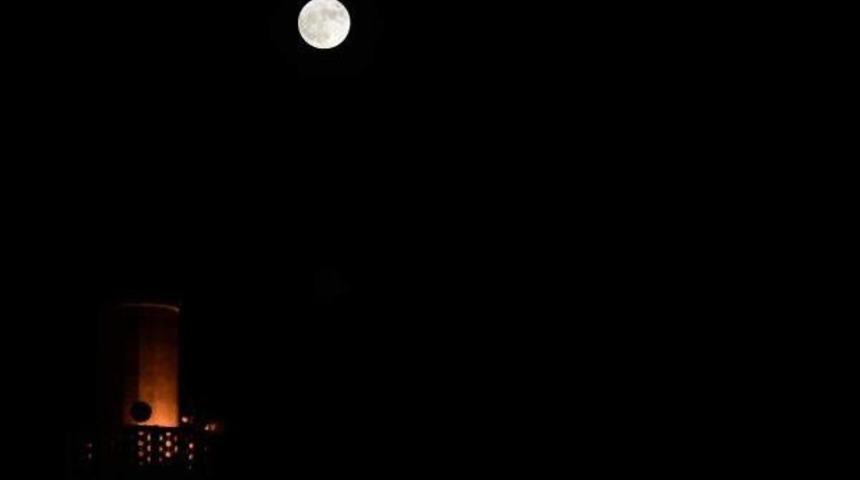 S&uuml;per Ay İstanbul'da B&ouml;yle G&ouml;r&uuml;nt&uuml;lendi