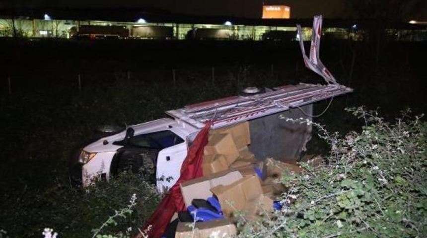 Kamyon Otoyolda Duran Kamyonete &Ccedil;arptı: 2 Yaralı