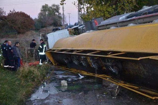 Tır Şarampole Devrildi: 1 Ölü