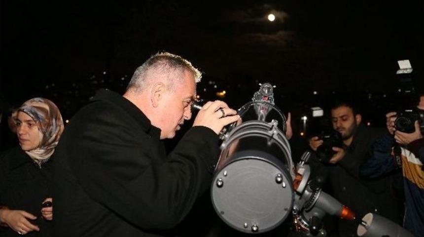 İstanbullular S&uuml;per Ay&rsquo;ı Teleskoplarla İzlediler