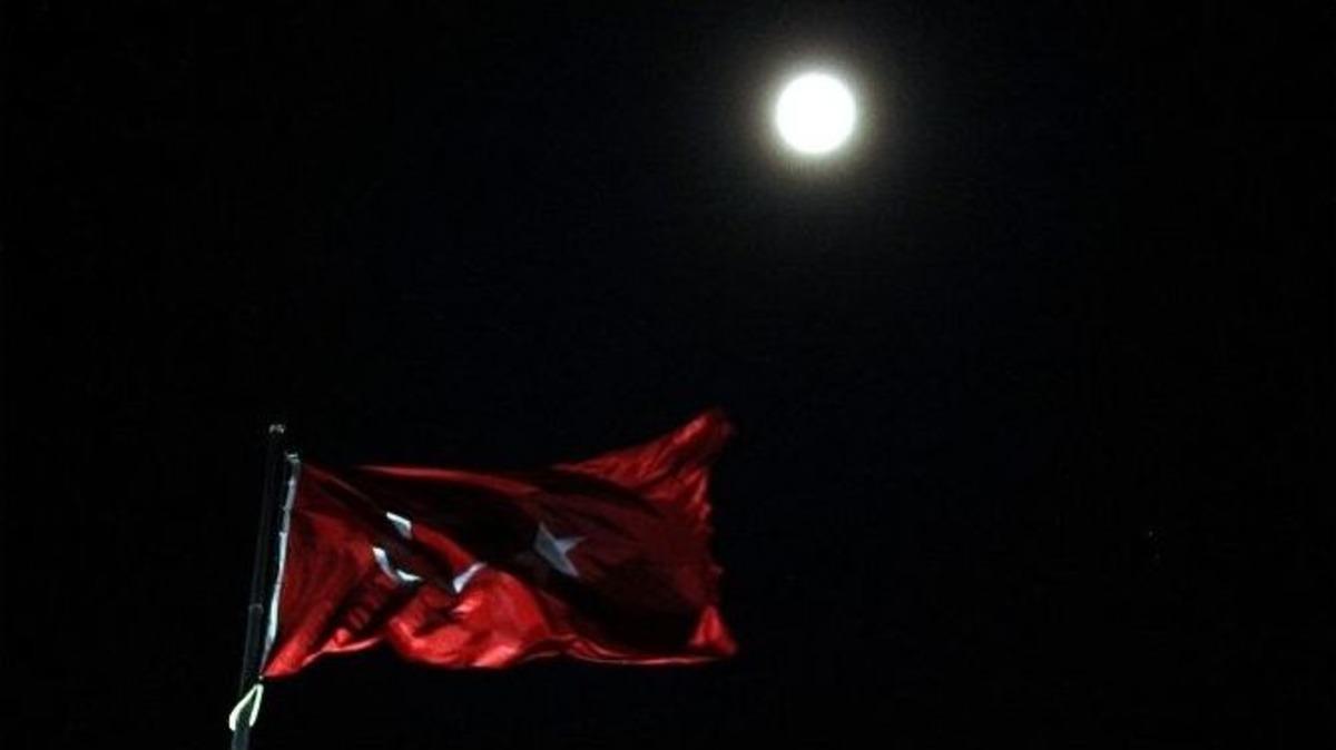 Manisalı Gen&ccedil;ler &ldquo;s&uuml;per Ay&rdquo;ı Fotoğraflamak İ&ccedil;in Spil Dağı&rsquo;na &Ccedil;ıktı