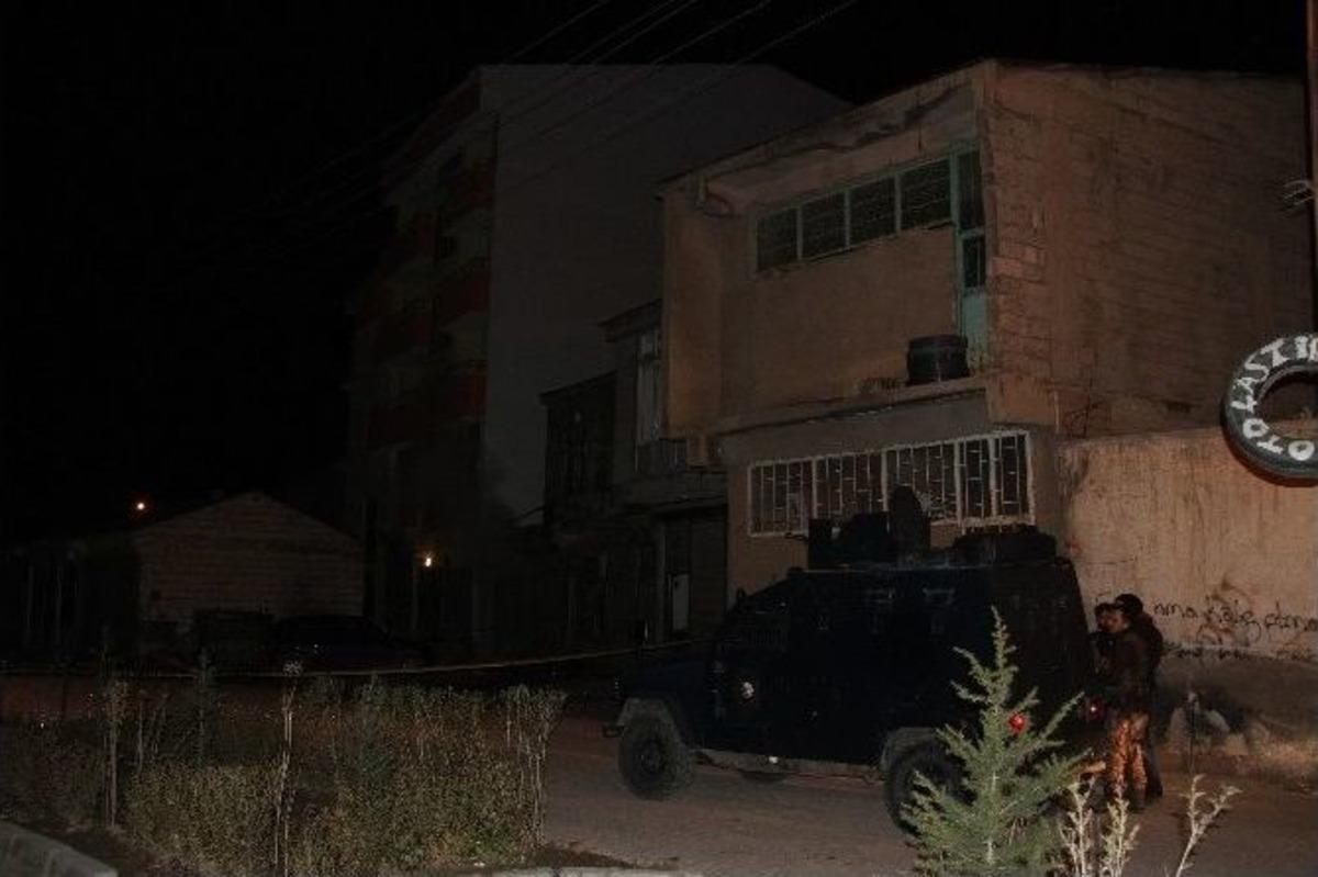 Ak Parti Muradiye İl&ccedil;e Binasına Bombalı Saldırı Yapıldı