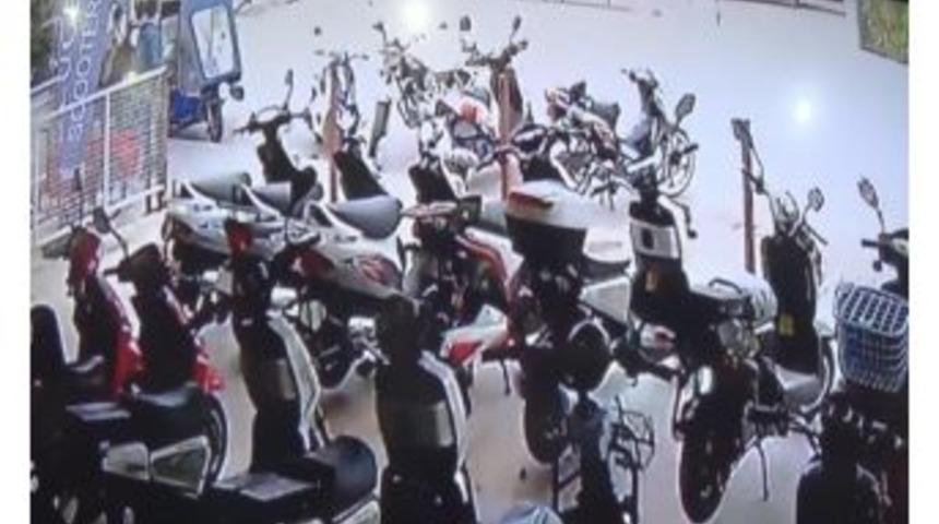 Takla Atan Otomobil Az Kalsın Lise &Ouml;ğrencisini &Ouml;ld&uuml;r&uuml;yordu