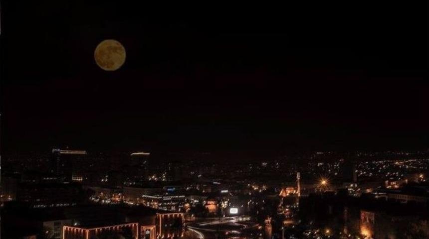 S&uuml;per Ay Kayseri&rsquo;de B&ouml;yle G&ouml;r&uuml;nt&uuml;lendi