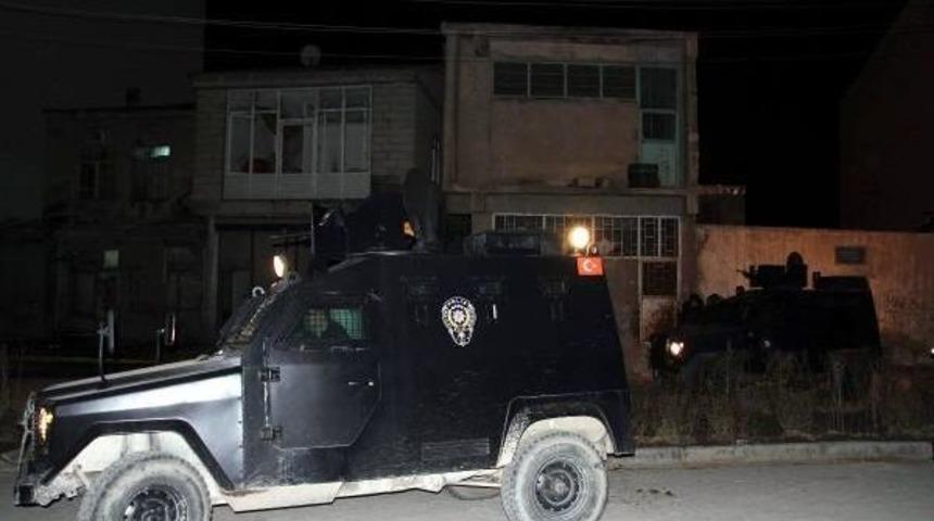 Van'da Ak Parti Muradiye Il&ccedil;e Binasına El Bombalı Saldırı