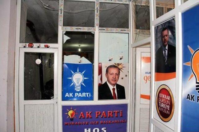 Van'da Ak Parti Muradiye Ilçe Binasına El Bombalı Saldırı