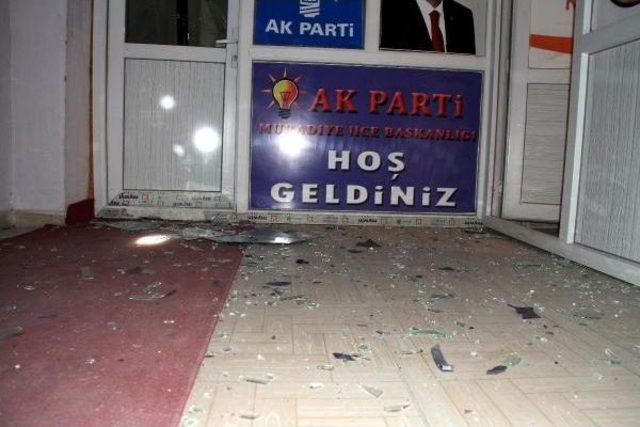 Van'da Ak Parti Muradiye Ilçe Binasına El Bombalı Saldırı