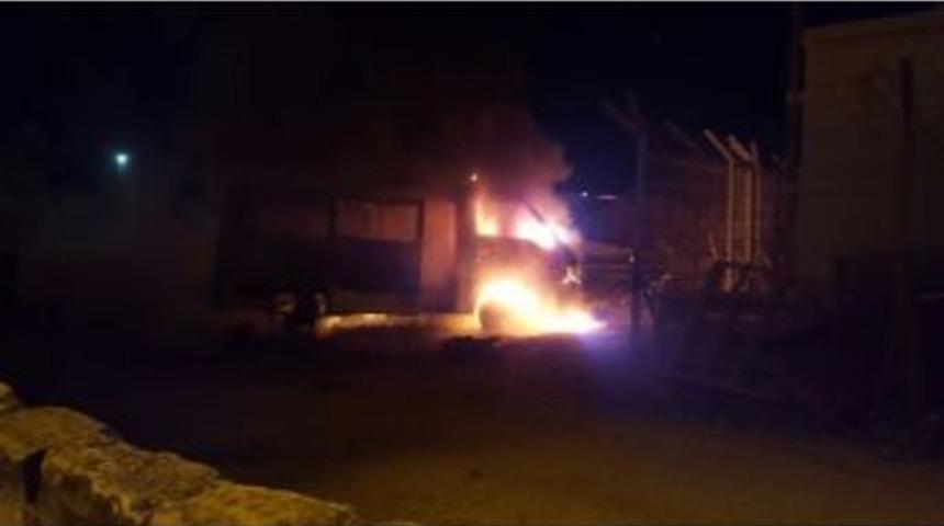 Park Halindeki Hurda Minib&uuml;s Yandı