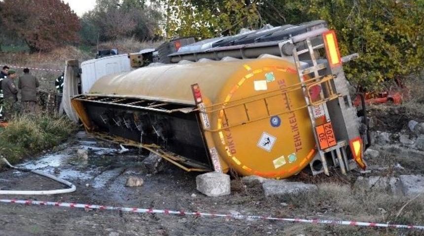 Mazot Y&uuml;kl&uuml; Tır Şarampole Yuvarlandı: 1 &Ouml;l&uuml;