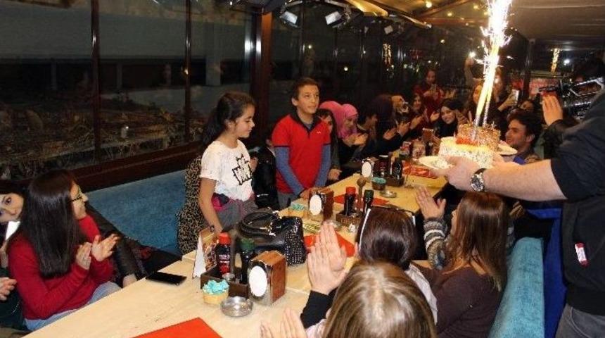 Suriyeli Sokak &Ccedil;ocuklarına S&uuml;rpriz Doğum G&uuml;n&uuml;