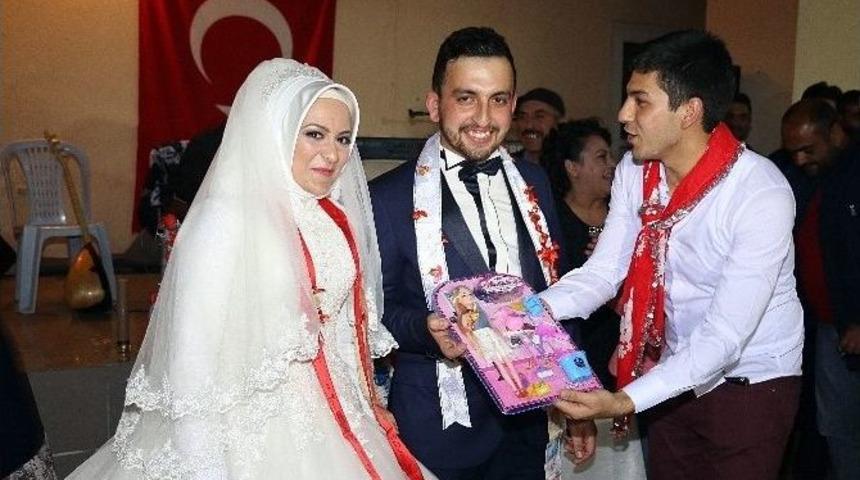 Arkadaşlarından Damat Ve Geline Barbi Bebek Ve Emzik