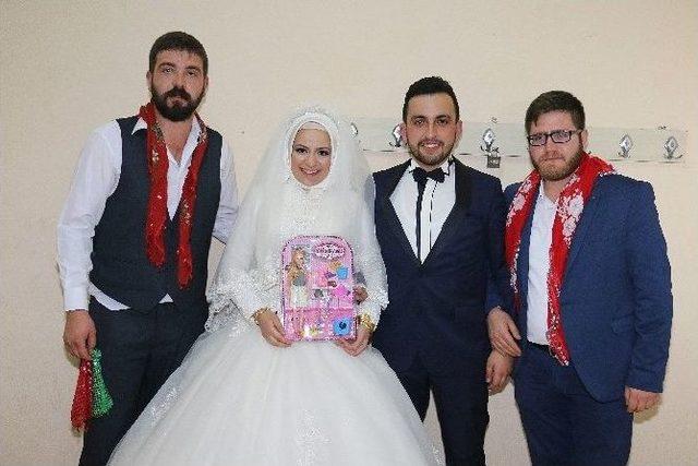 Arkadaşlarından Damat Ve Geline Barbi Bebek Ve Emzik