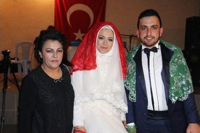 Arkadaşlarından Damat Ve Geline Barbi Bebek Ve Emzik