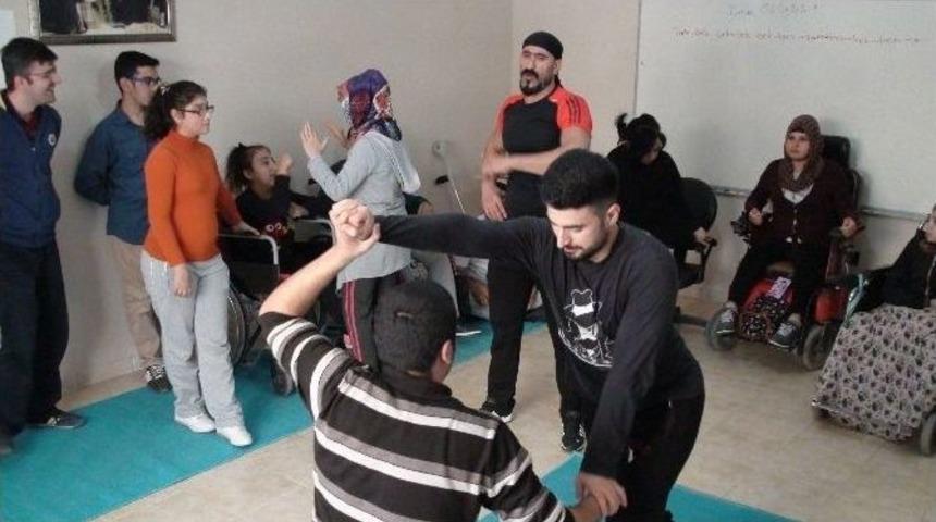 Engelliler Karate &Ouml;ğreniyor