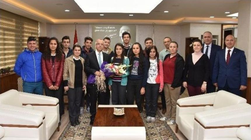 &Ouml;ğrencilerden Başkan Kayda&rsquo;ya Teşekk&uuml;r Ziyareti