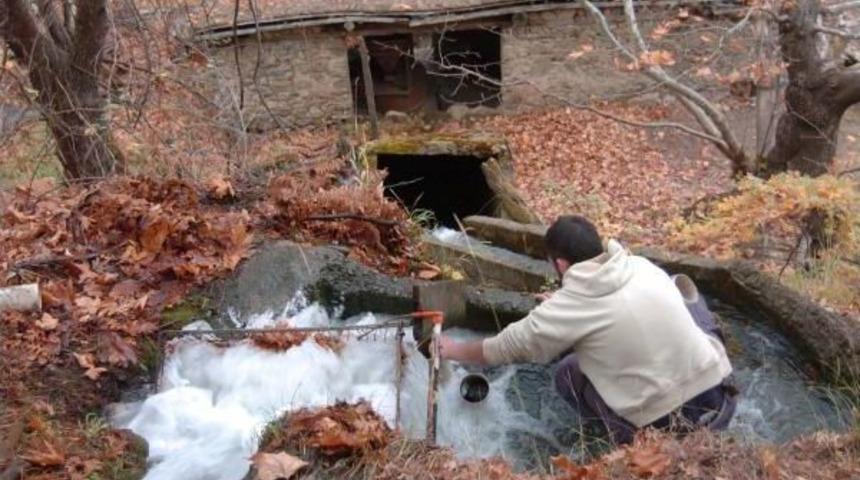 Tarihi Su Değirmenini Baba-Oğul Ayakta Tutuyor
