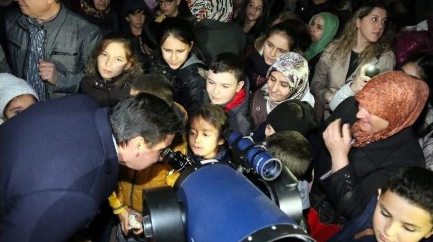 Ke&ccedil;i&ouml;renli &Ccedil;ocuklar 21. Y&uuml;zyılın En Yakın Dolunayını İzlediler