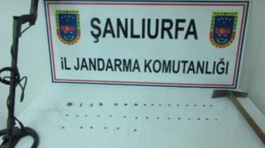 Hilvan'da 33 Sikke Ve Delikli Taş Ele Ge&ccedil;ti