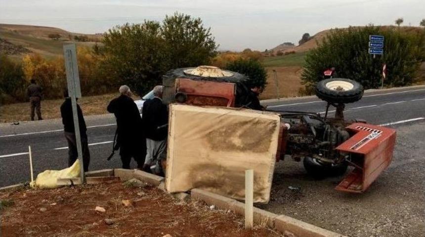 Otomobil İle Trakt&ouml;r &Ccedil;arpıştı: 2 Yaralı