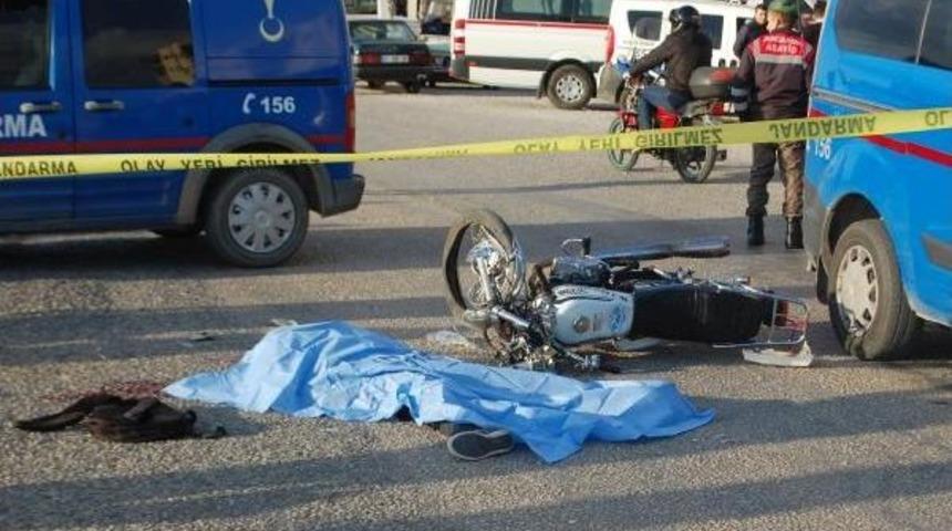 Motosikletiyle Kamyonete &Ccedil;arpan Liseli &Ouml;ld&uuml;, Arkadaşı Yaralandı