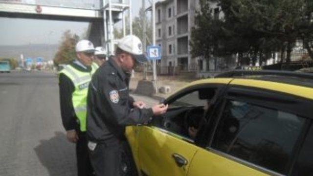 Taksicilere Sticker Dağıtıldı