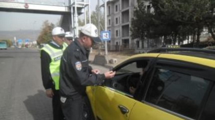 Taksicilere Sticker Dağıtıldı