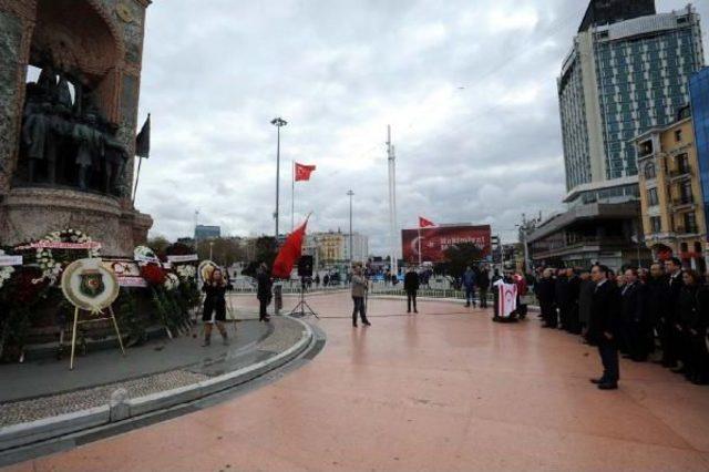 Taksim'de Kktc'nin 33'üncü Yıl Töreni