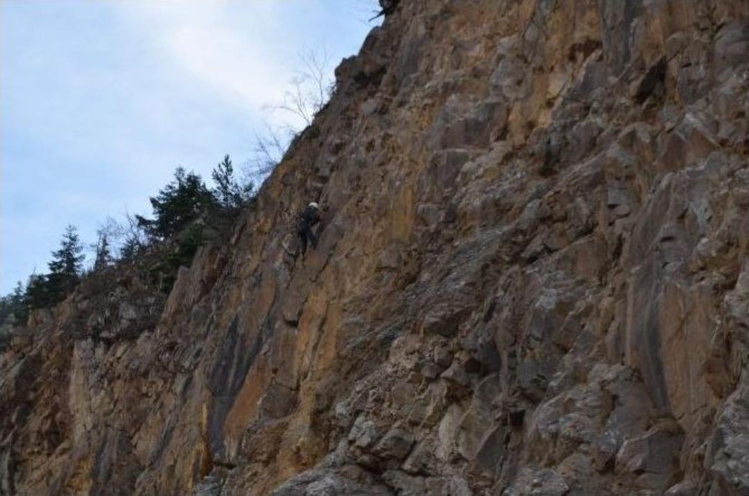 Trabzon-g&uuml;m&uuml;şhane Karayolunda Yol G&uuml;venliğini Tehlikeye D&uuml;ş&uuml;ren Kayalar Tıraşlanıyor