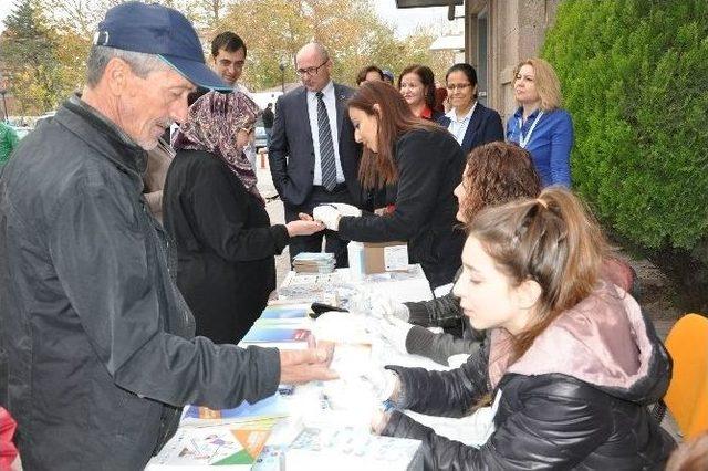 Hastane Bahçesinde Şeker Ölçümü Yapıldı