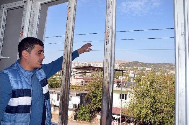 (özel Haber) Akıma Kapılan Boyacı, 8 Yaşındaki Çocuğu Da Yaktı