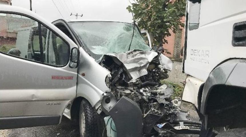 K&ouml;y Yolunda Kafa Kafaya &Ccedil;arpıştılar: 2 Yaralı