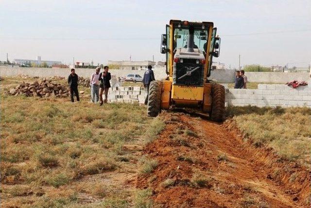 Akçakale’de Yol Yapım Çalışmaları Devam Ediyor