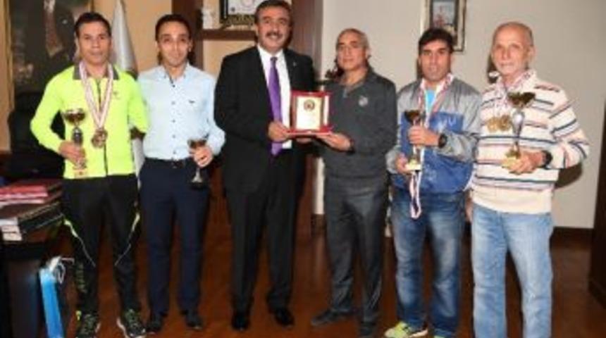 Kupaları Başkan &Ccedil;etin&rsquo;e Getirdiler