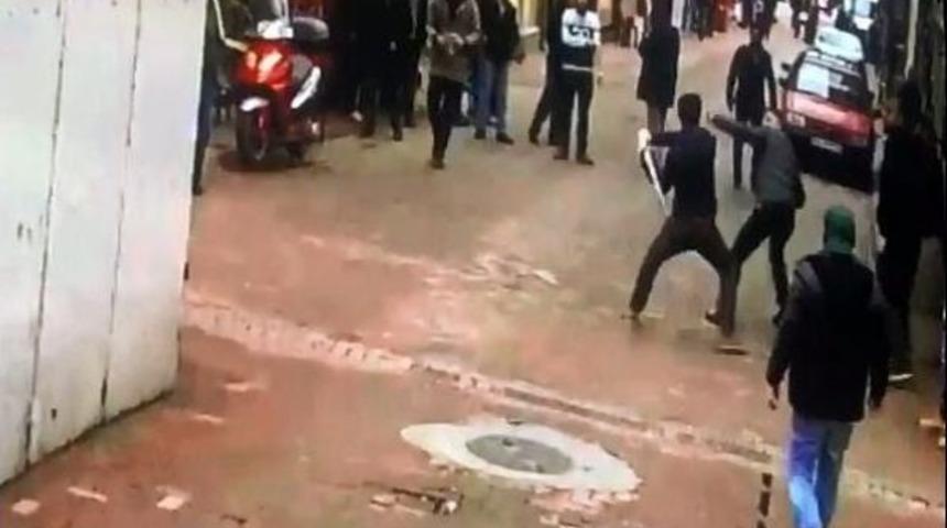 Bir Kişinin Ağır Yaralandığı Bı&ccedil;aklı Kavga G&uuml;venlik Kamerasında