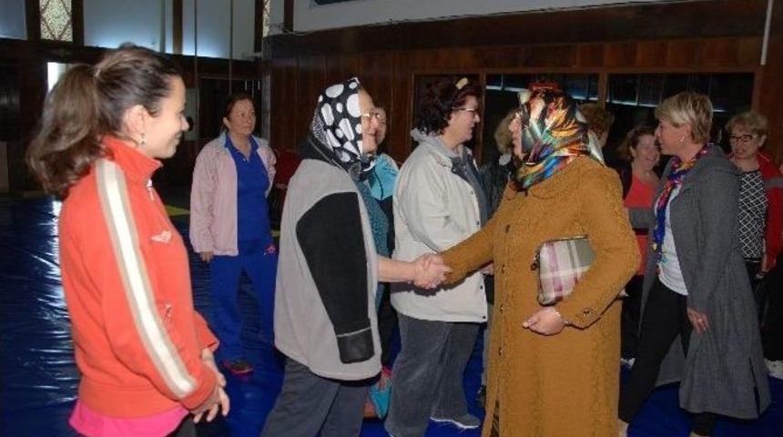Bilge Baran&rsquo;dan Zumba Yapan Kadınlara Ziyaret