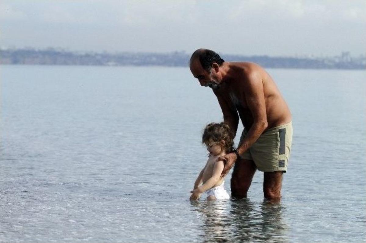 Antalya&rsquo;da Kasım Ayının Ortasında G&uuml;neşi G&ouml;ren Denize Koştu