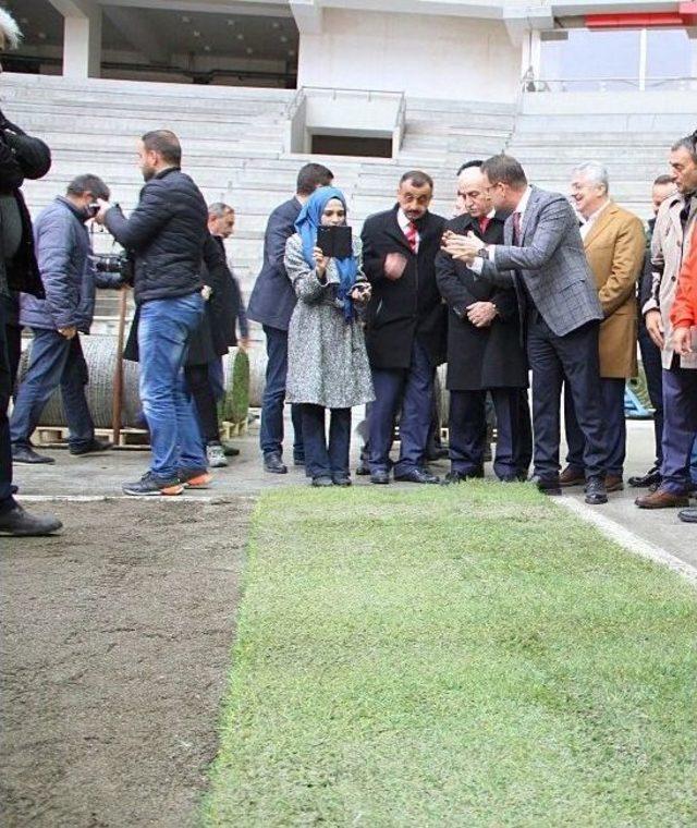 Samsun’un Yeni Stadında Çim Serme İşlemi Başladı