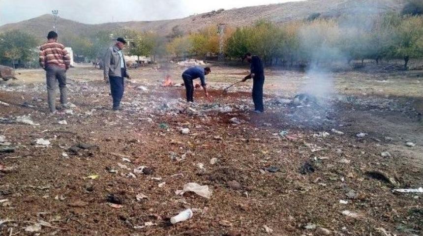 Sınıf &Ouml;ğretmeni Ve K&ouml;yl&uuml;ler El Ele Verip K&ouml;y&uuml; Temizledi