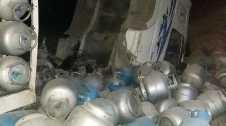 T&uuml;p Y&uuml;kl&uuml; Kamyon Devrildi: 1 Yaralı