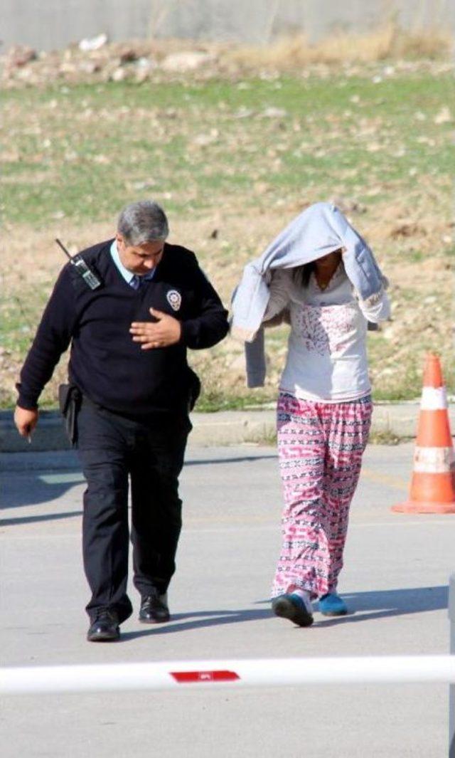 İkizlere Hamile Kadın 'aşk Acısıyla' Karnına Bıçak Sapladı