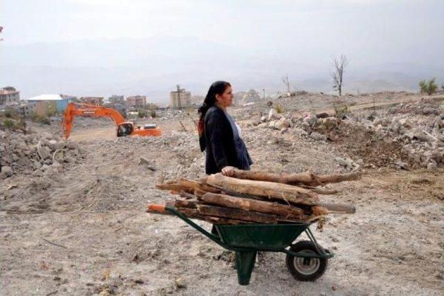 Şırnaklılar Enkaz Arasında Eşyalarını Arıyor