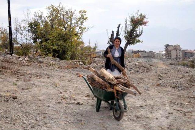 Şırnaklılar Enkaz Arasında Eşyalarını Arıyor