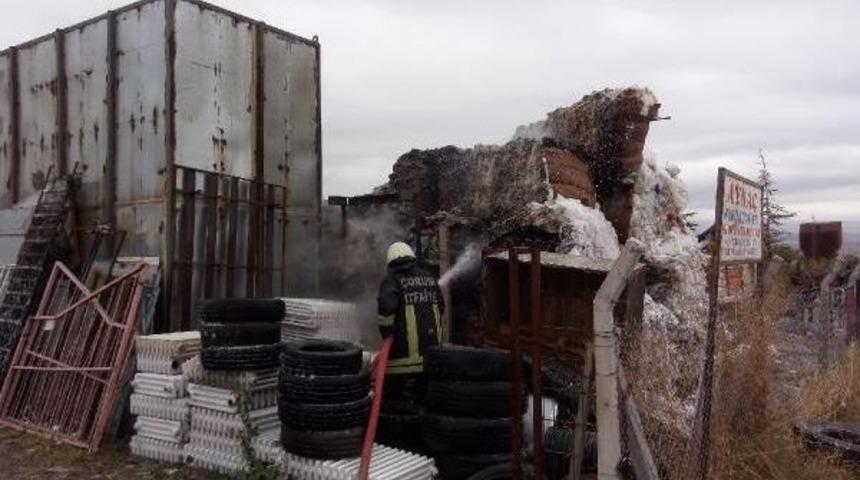 &Ccedil;orum'da Hurda Deposu Alev Alev Yandı