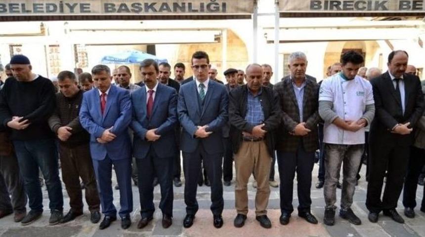 Birecik&rsquo;te Şehit Kaymakam Safit&uuml;rk İ&ccedil;in Gıyabi Cenaze Namazı Kılındı