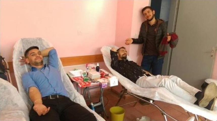 Ga&uuml;n &Ouml;ğrencilerinden Kızılay&rsquo;a Kan Bağışı