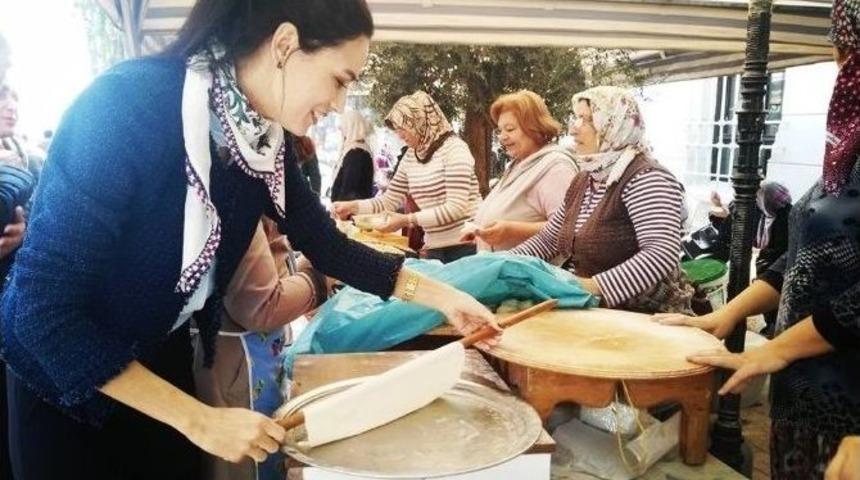 Ak Parti&rsquo;li Kadınlar &Ouml;ğrenciler İ&ccedil;in D&uuml;zenlenen Kermese Destek Verdi